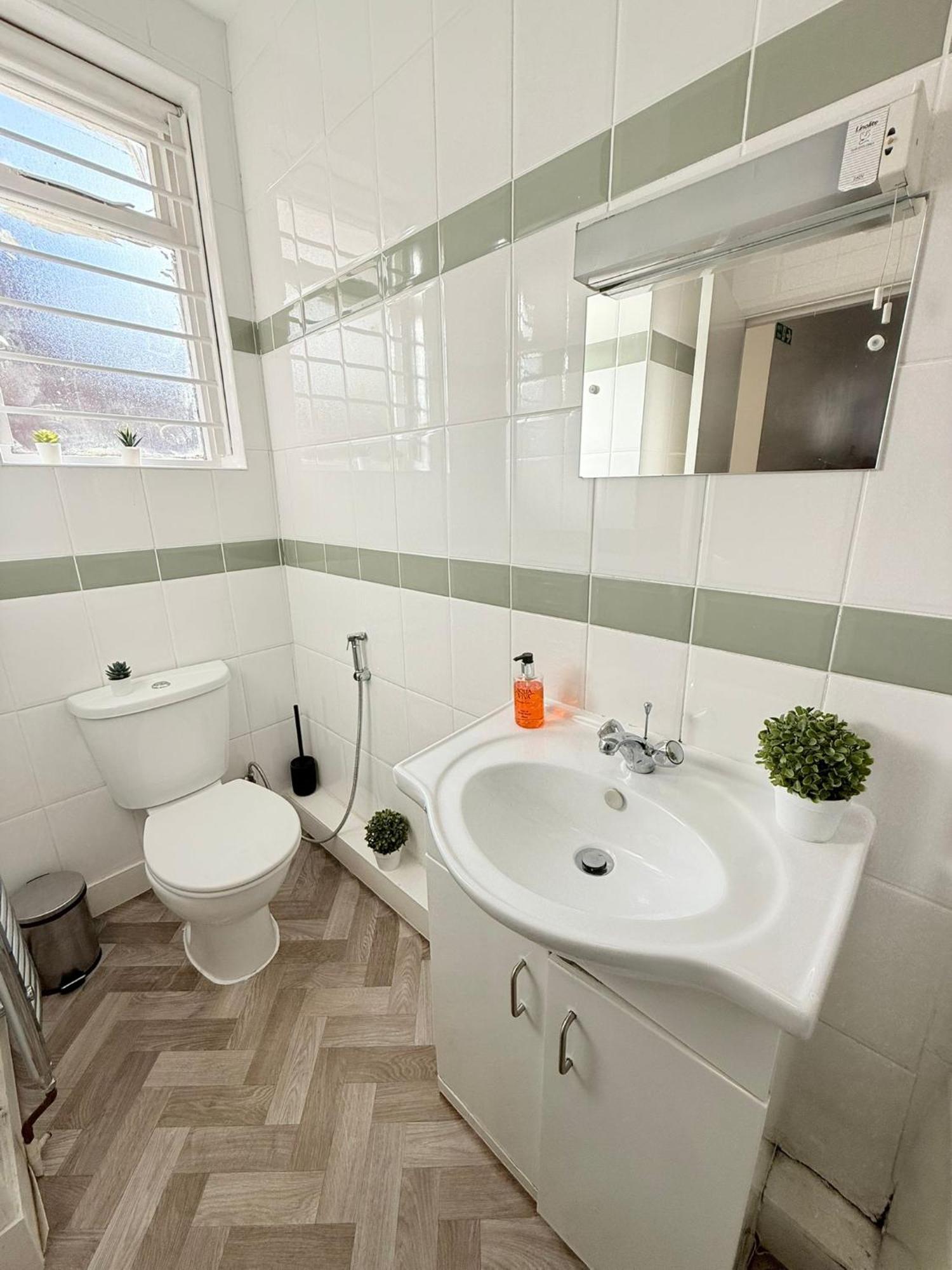 Cricklewood Broadway Guest Apartment
